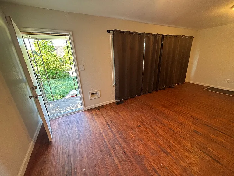 245 E Young Pl — Photo 12
