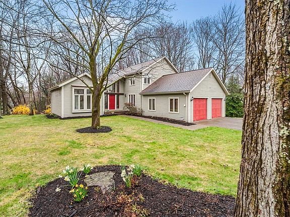 2nd image of 36 Meetinghouse Ln