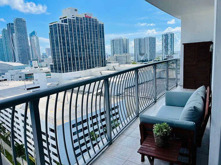 1750 N Bayshore Dr #1706 — Photo 2