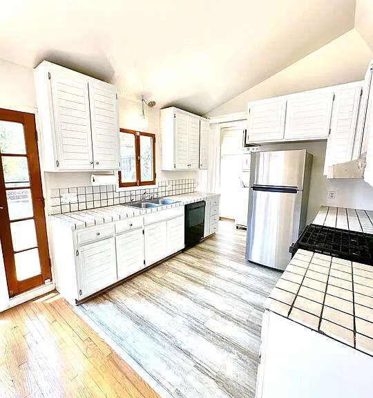 9012 Phyllis Ave — Photo 5