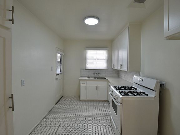 5th image of 12807-13 Burbank Blvd #12807-1