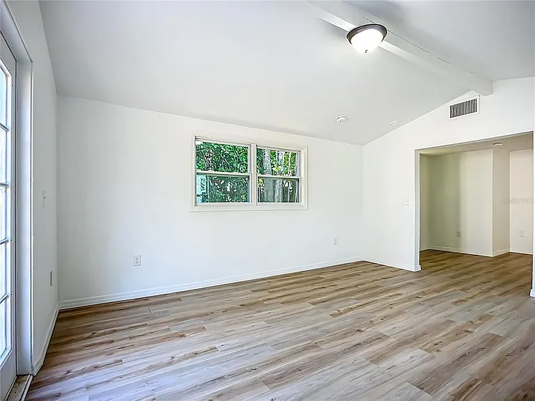 317 Jessica St S — Photo 10