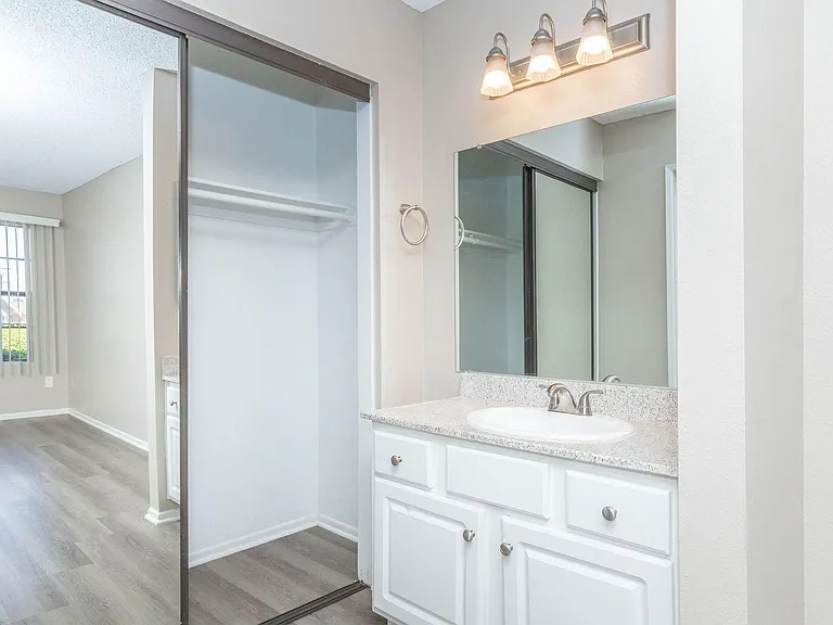 Oak Tree Court Apartment Homes — Photo 45