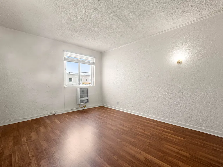 2975 Leeward Ave — Photo 10