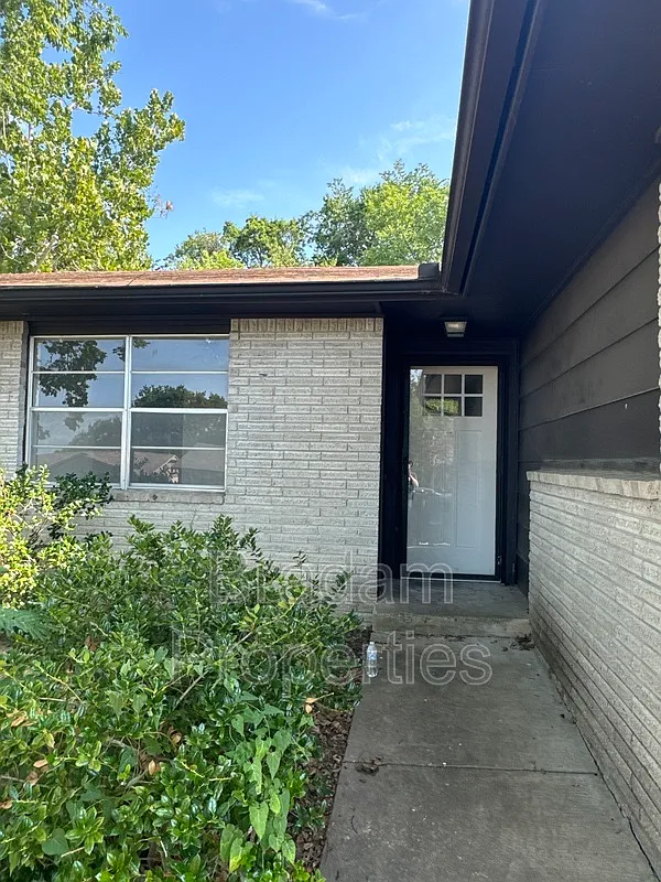 3 bed, 1.5 bath, 1300 sqft, $1,600 — Photo 2