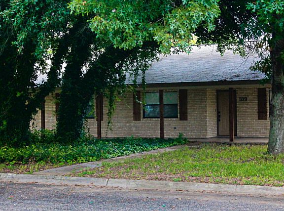 3rd image of 109 Larkspur Dr
