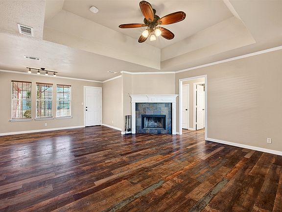 5th image of 905 Calder St