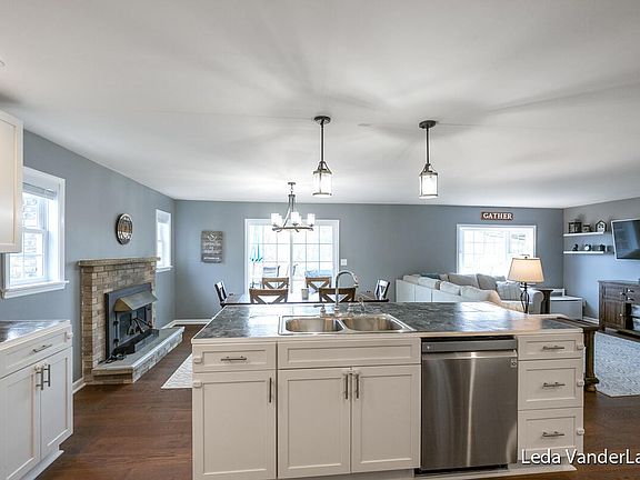 3rd image of 5009 Creekview Dr SE