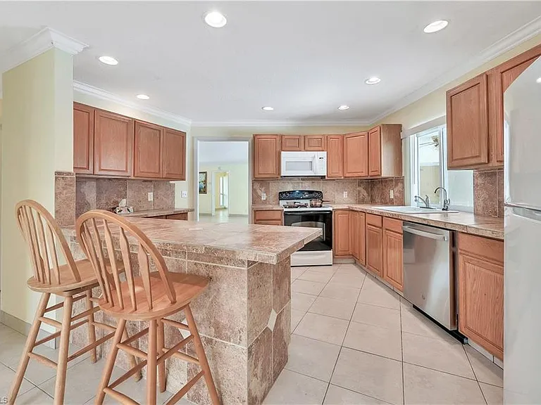 639 S Pompano Dr — Photo 6