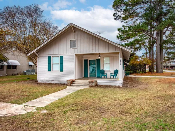 102 NE 5th St, England, AR 72046
