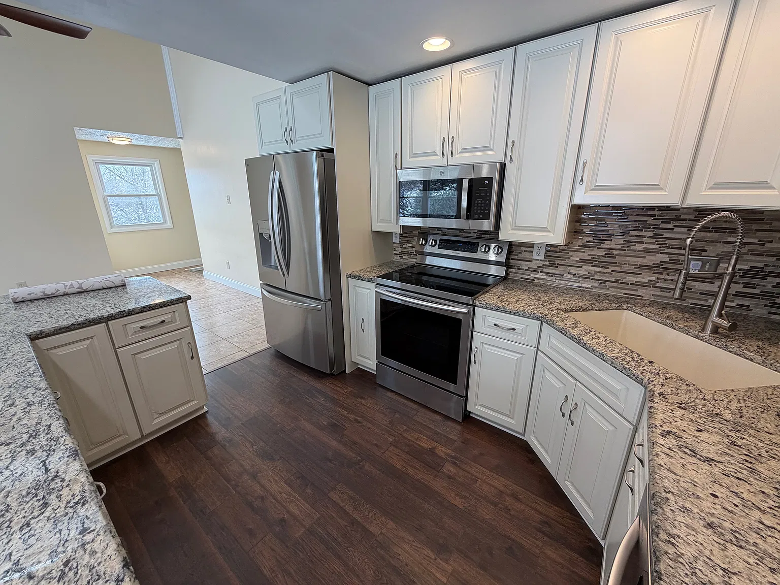 2 bed, 1024 sqft, $2,400 — Photo 4