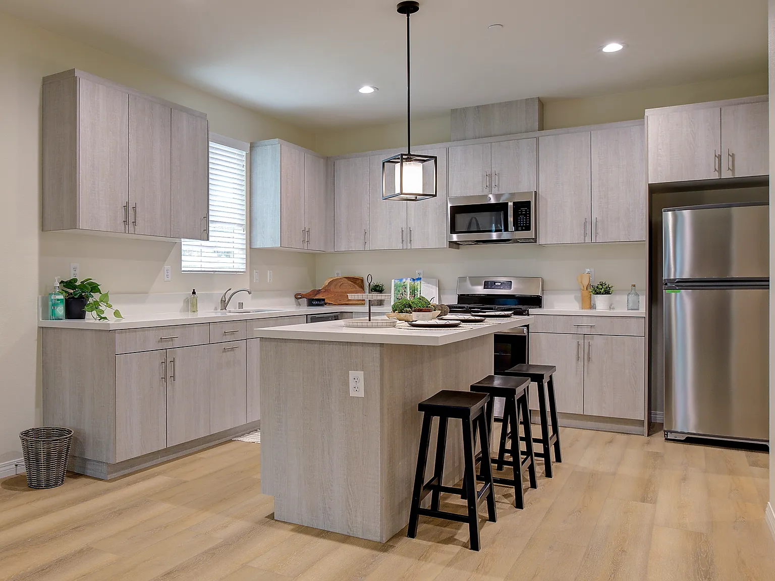3725 Jefferson St — Photo 3