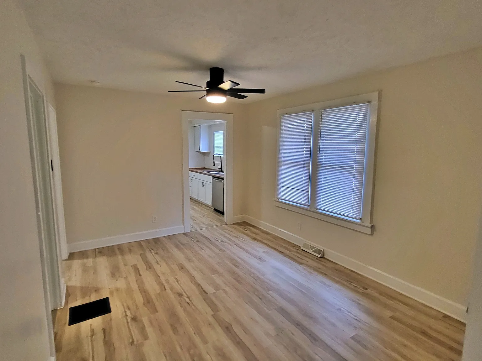 3 bed, 1.0 bath, 854 sqft, $1,250 — Photo 4