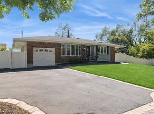 63 Hedgerow Ln, Commack, NY 11725