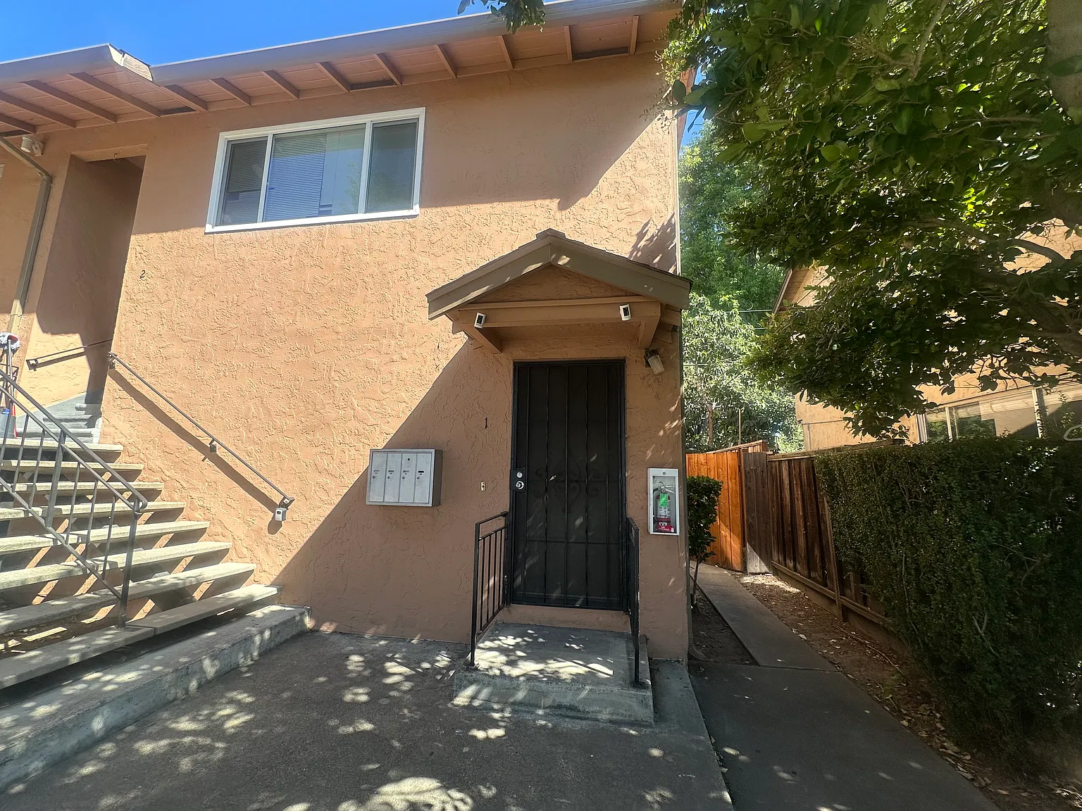 3 bed, 1100 sqft, $3,995 — Photo 2