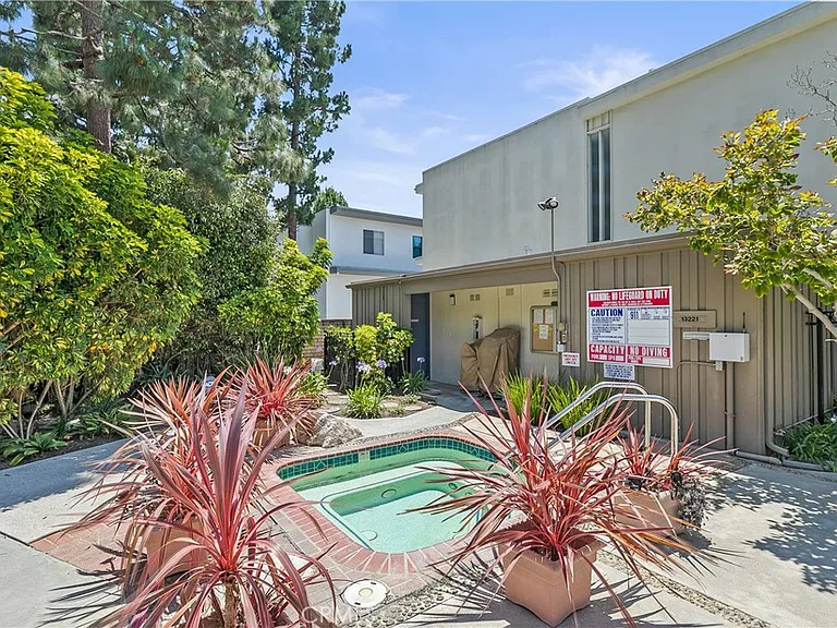 4745 S La Villa Marina #J — Photo 29