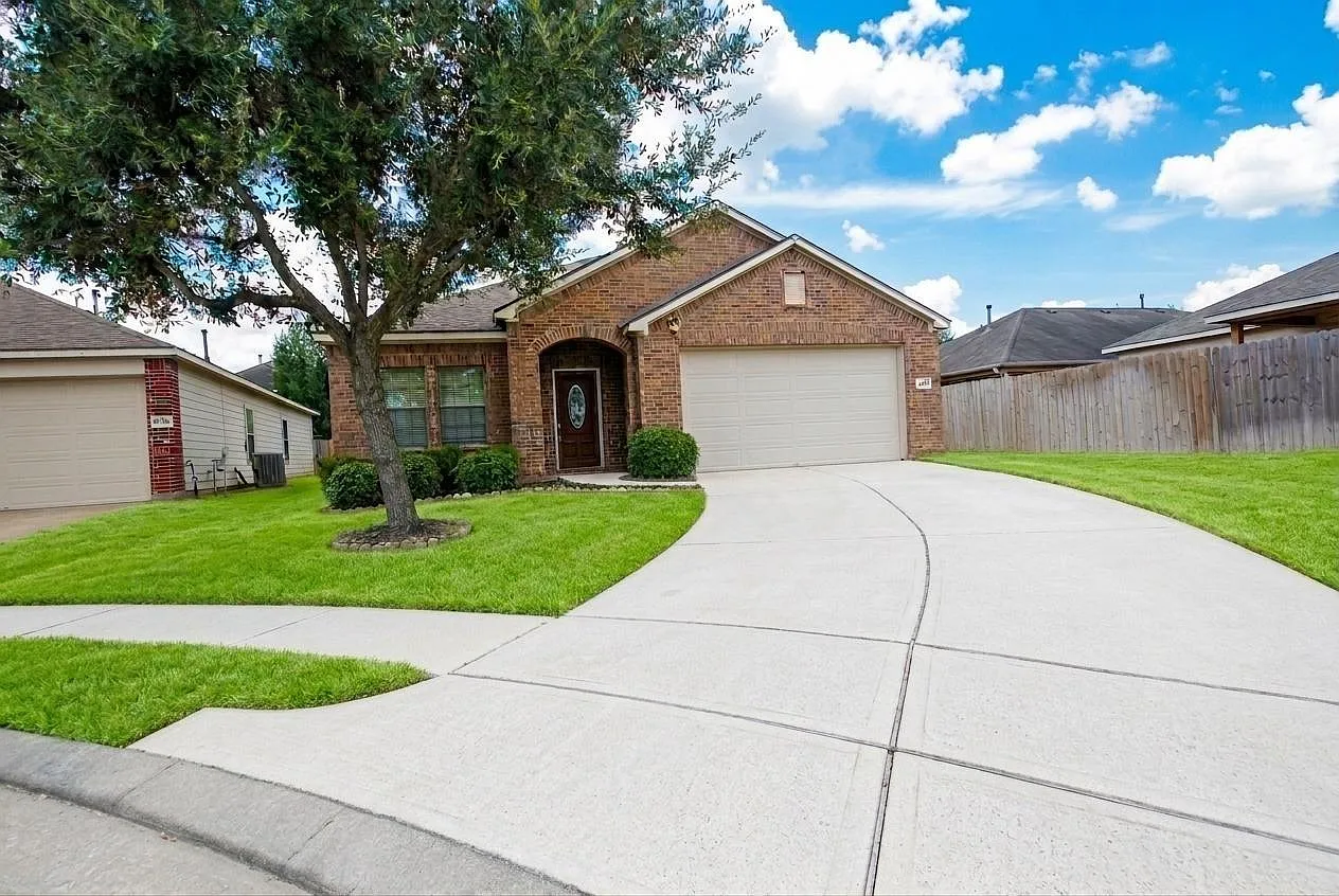 3 bed, 2.0 bath, 2209 sqft, $2,350 — Photo 1