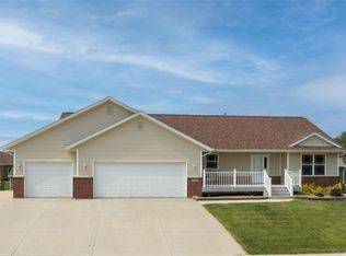 6604 Harrison Rd SW, Cedar Rapids, IA 52404