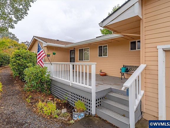 3rd image of 1065 Reserve St