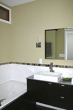 Upstairs bathroom jacuzzi