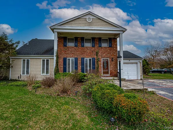 28 Barnsley Crescent, Mount Sinai, NY 11766