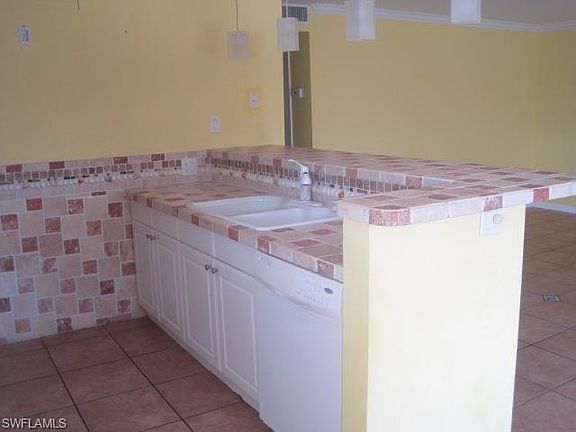 5th image of 827 E Gulf Dr Unit J5