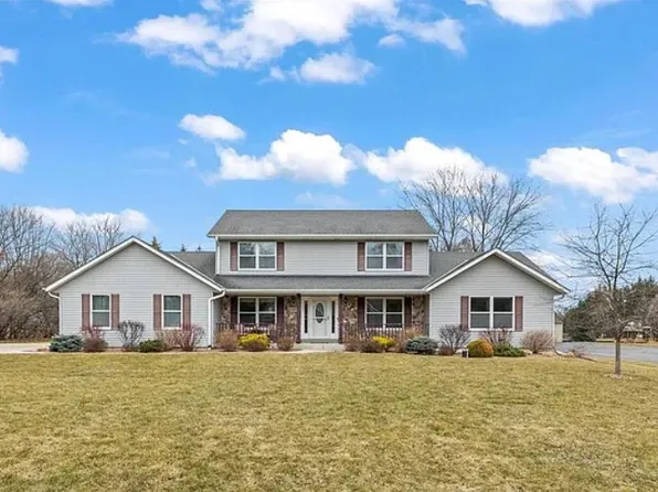 1700 S Twin Willow Dr, New Berlin, WI 53146