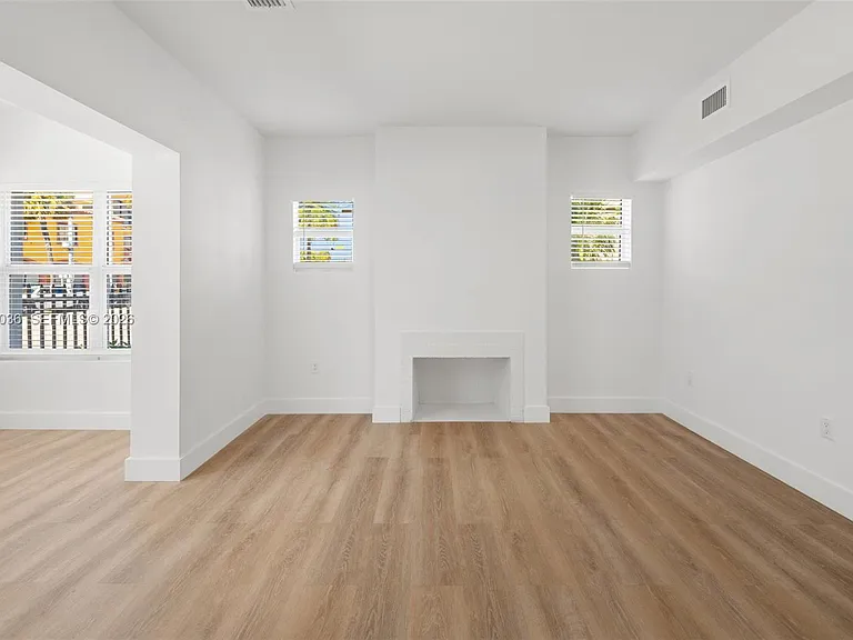 403 SW 12th Ave #3 — Photo 6