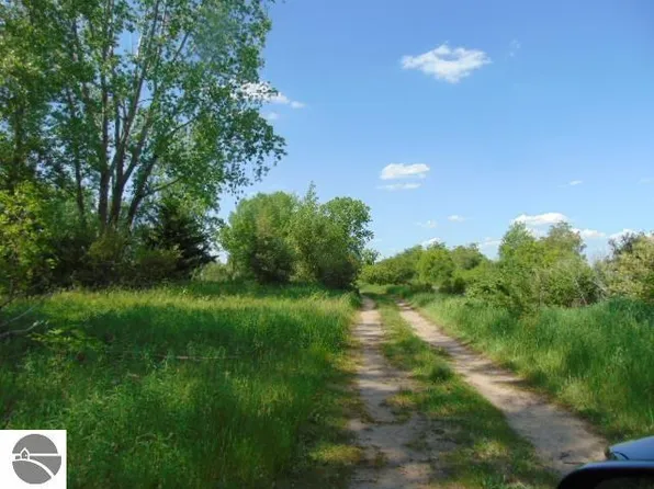 7300 W Washington Rd, Sumner, MI 48889