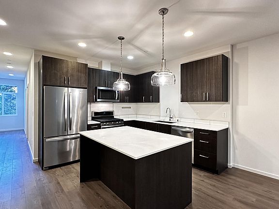 5th image of 409 NE 155th St Unit B