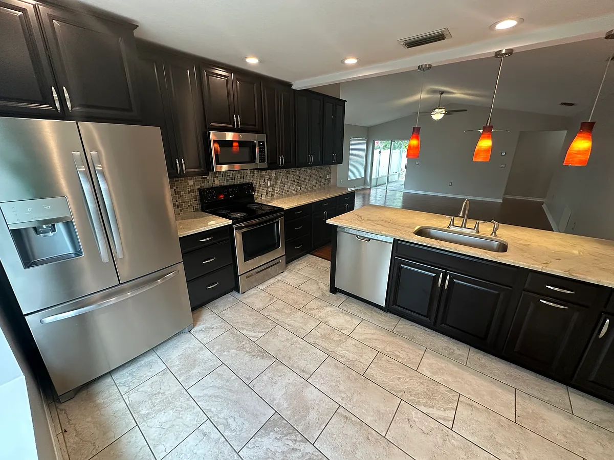 Renovated kitchen - Cattleman Dr