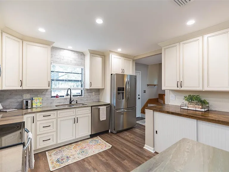 702 W Bay St #A — Photo 4