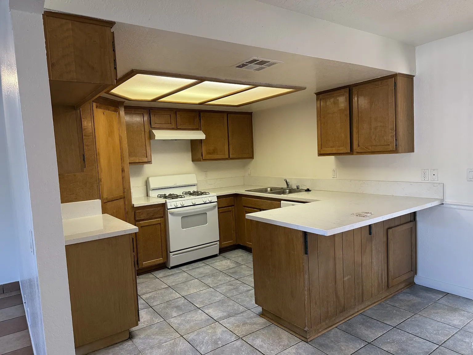 4 bed, 1594 sqft, $2,100 — Photo 3