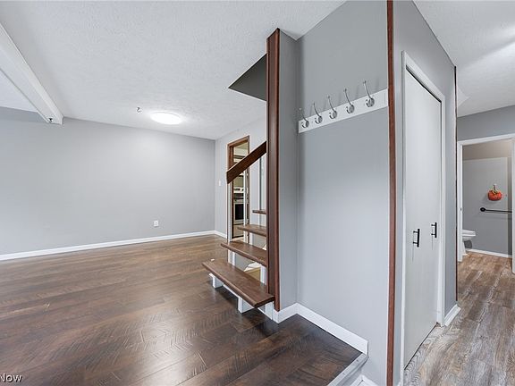 4th image of 32726 Washington Ct