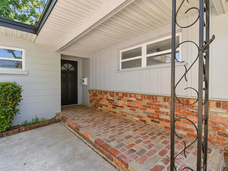 535 W Palmeden Dr — Photo 2