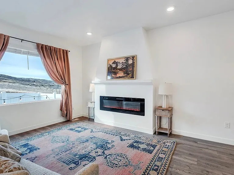 647 W Raintree Ln — Photo 5