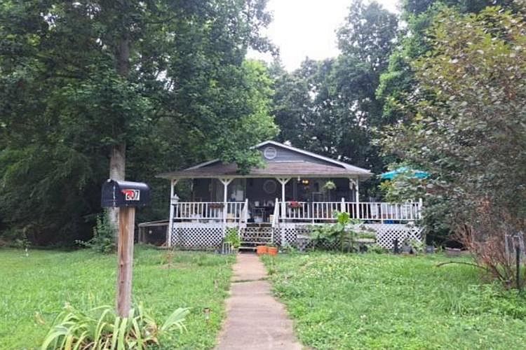 1st image of 207 Woodgate Dr SE