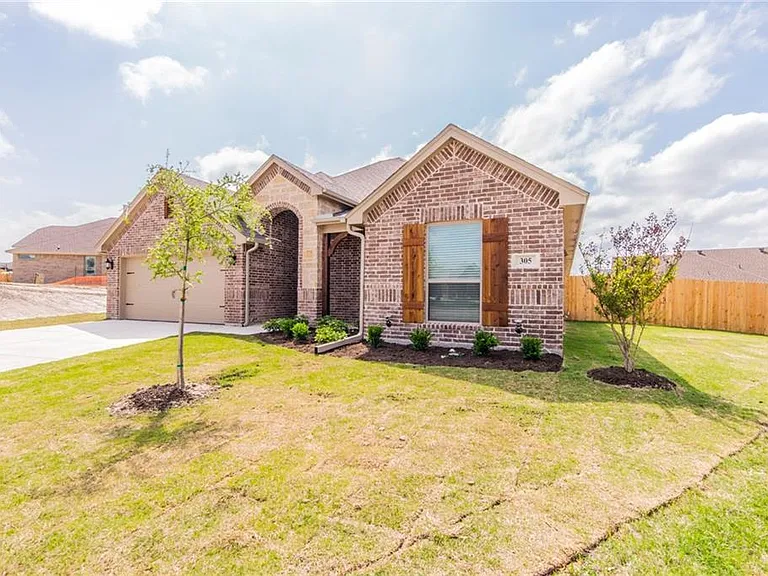305 Jasmine Ct — Photo 3