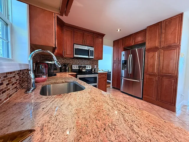 4 bed, 2160 sqft, $2,400 — Photo 4