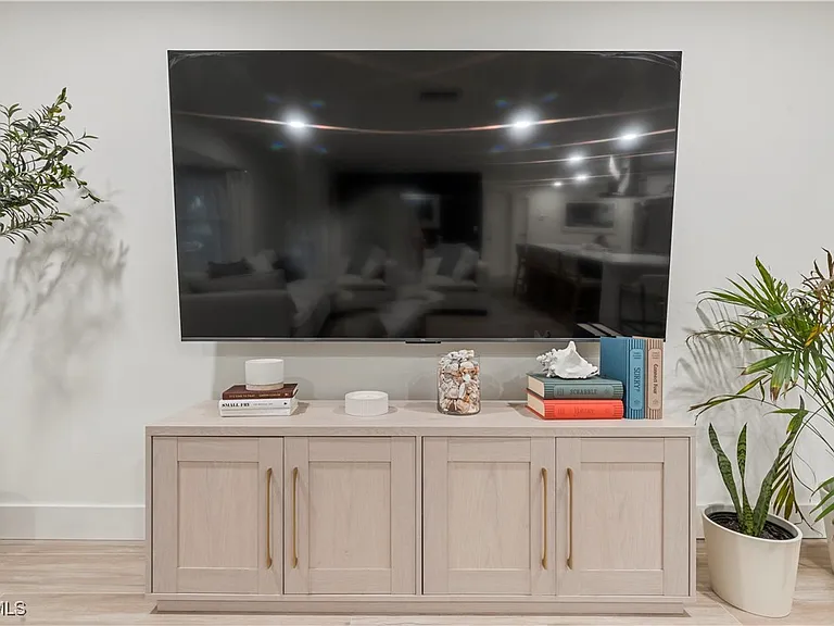 2412 La Salle Ave — Photo 33