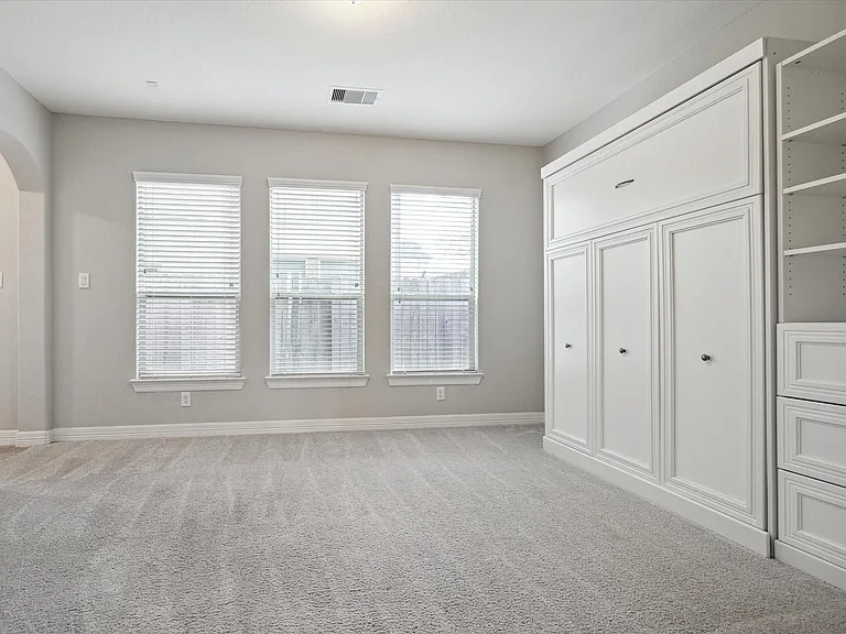 430 N Live Oak St — Photo 3