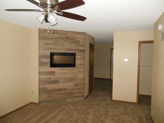 2nd image of 617 NE English Manor Dr APT A