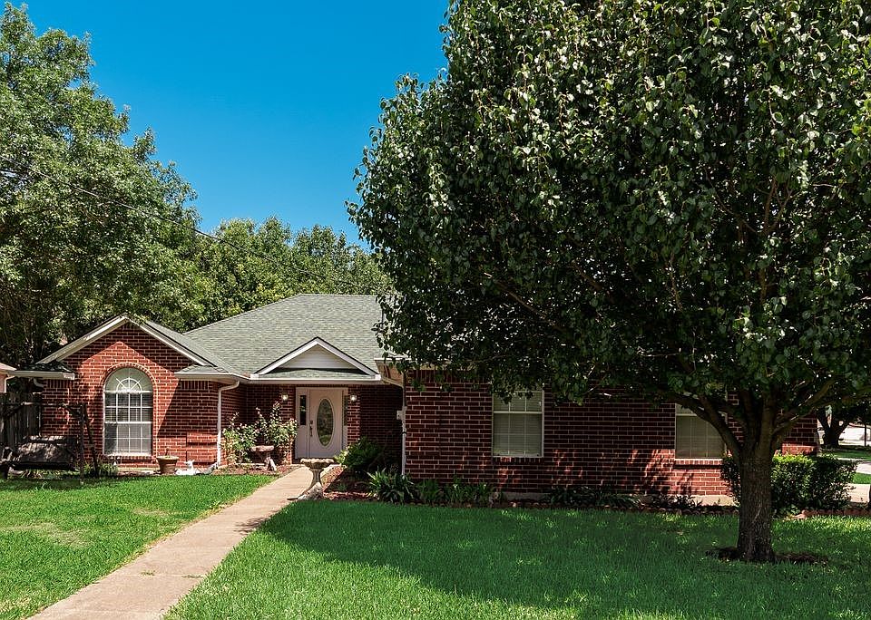 1st image of 301 S Cir