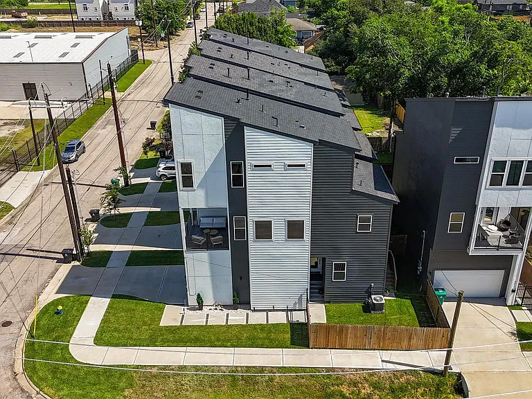 1602 Mary St — Photo 2