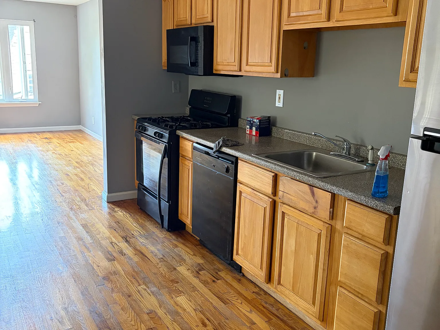 3 bed, 2318 sqft, $2,500 — Photo 2