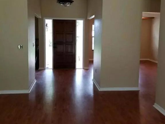 3rd image of 904 Oakwood Cv