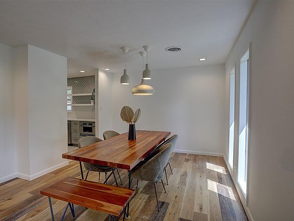5th image of 1610 Pecan St