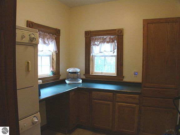 4th image of 637 N Pine River St