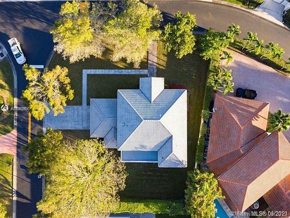 5th image of 9419 NW 54th Doral Circle Ln