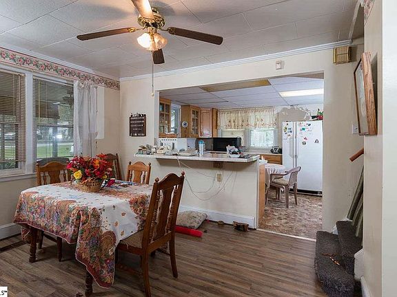 5th image of 301 Laurens St